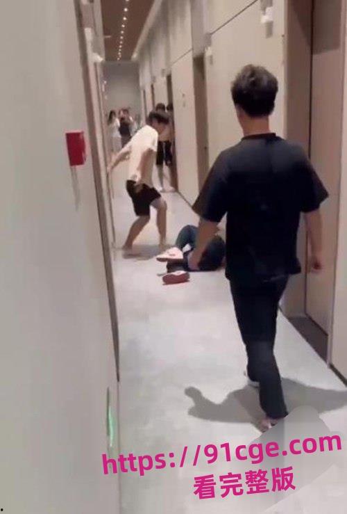 广东花城工商技工学校军训教官与学生查寝发生冲突!把学生推倒在地疯狂殴打!-6