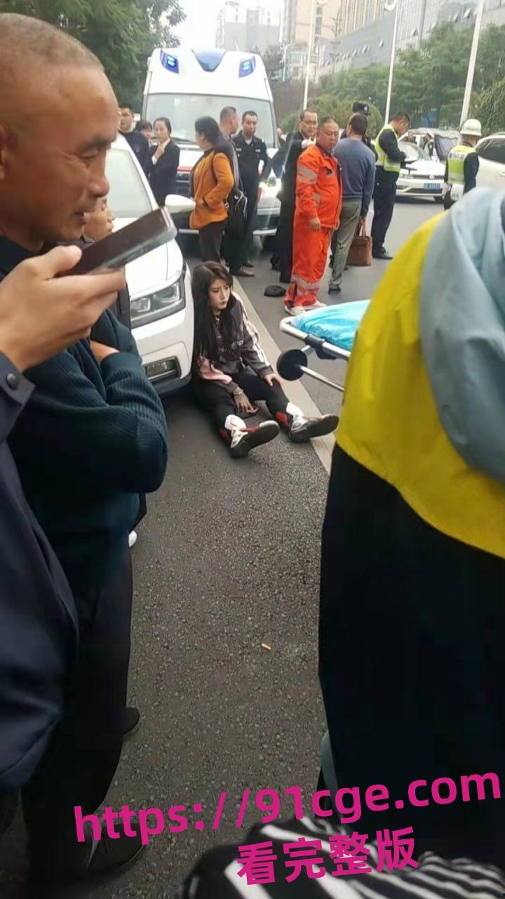 今日快讯！乐山市区法院外 赛摩女骑手快撞飞老人 当场嘎掉！-3