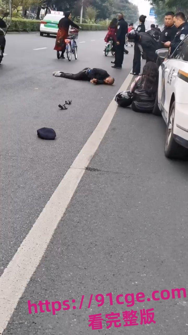 今日快讯！乐山市区法院外 赛摩女骑手快撞飞老人 当场嘎掉！-5