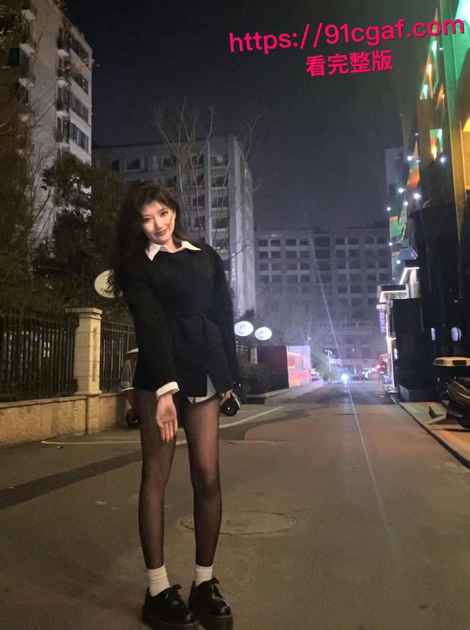 上海外国语大学反差婊 刘圆圆 被金主包养调教视频流出 黑丝开裆裤后入猛捅 被操到浪叫连连!-5