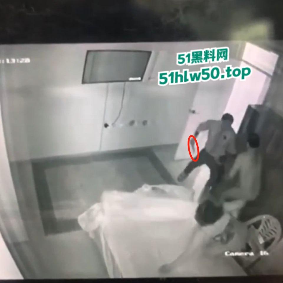 真实偷情捉奸杀人现场，狗男女酒店偷情被老公发现闯入，酒店监控偷拍到惊悚一幕当场刀杀两人！-4