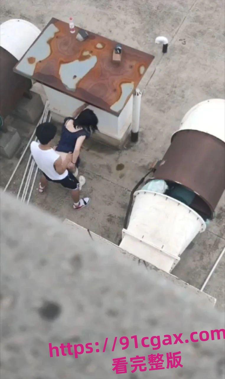 河北定州凤祥园天台情侣激情后入打野炮的瓜 太过于沉浸在抽插的快感中了-4