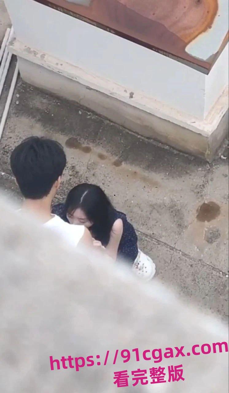 河北定州凤祥园天台情侣激情后入打野炮的瓜 太过于沉浸在抽插的快感中了-5