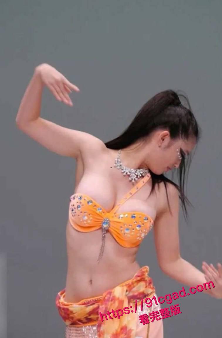 北京艺术学院艺考生 周淑 表演时裹胸脱落 露出深色乳晕!-3