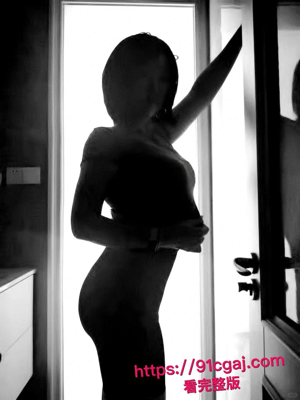 巨乳短发嫩妹遭渣男泄密视频全网疯传!奶子又大又挺被按在梳妆台对镜后入,风骚表情淫叫不断!-8