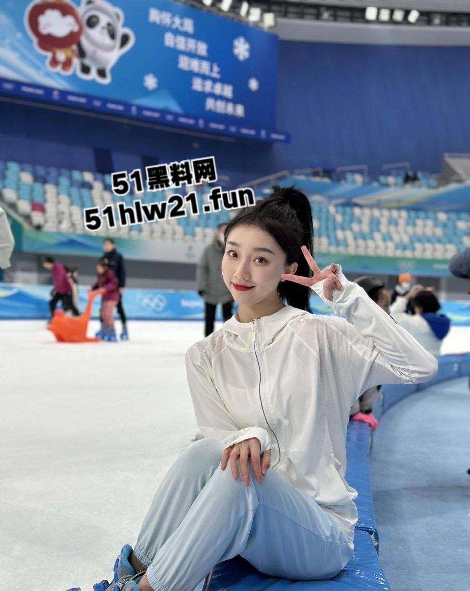 北京邮电大学【曾媛】绝美颜值校花女神，表面清纯私下竟如此反差爱舔蛋蛋，口交技术超一流。-1