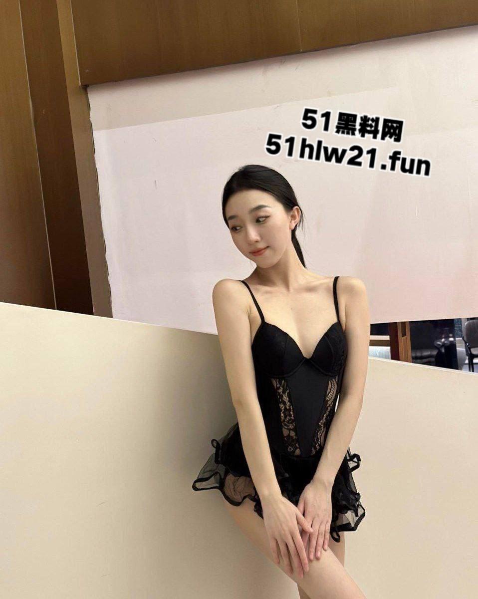 北京邮电大学【曾媛】绝美颜值校花女神，表面清纯私下竟如此反差爱舔蛋蛋，口交技术超一流。-5