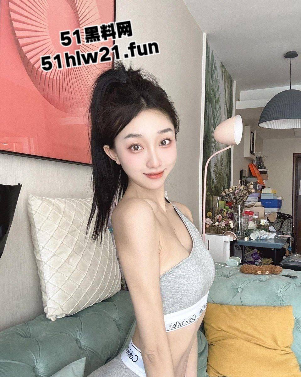 北京邮电大学【曾媛】绝美颜值校花女神，表面清纯私下竟如此反差爱舔蛋蛋，口交技术超一流。-6