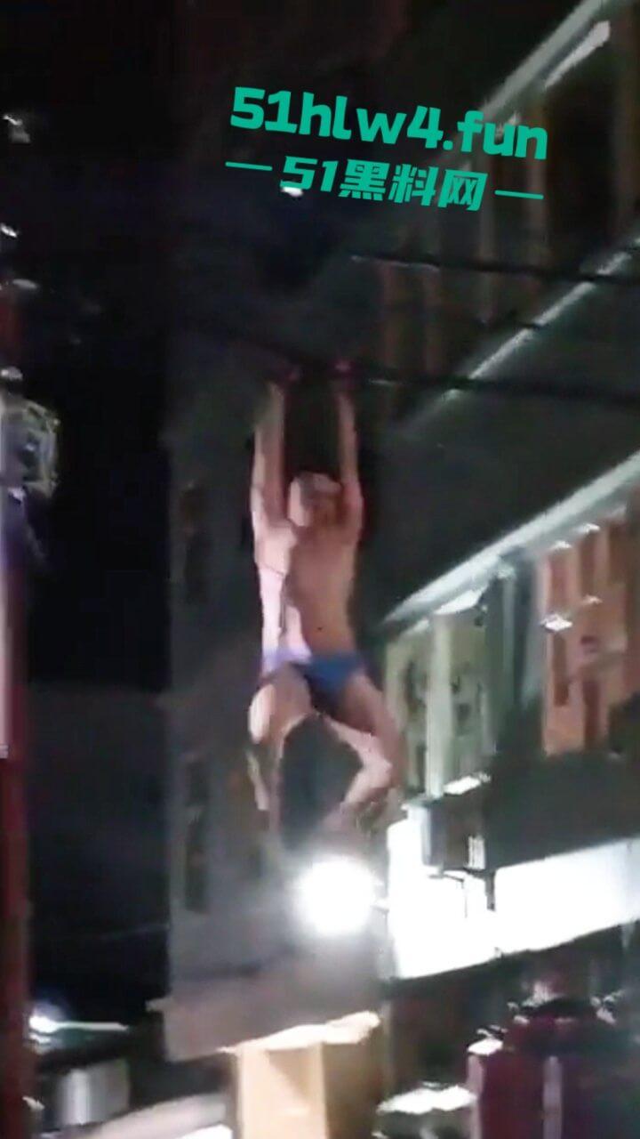 印尼一诈骗公司老板，通过理财诈骗方式骗取当地许多百姓钱财，被抓住后围追堵截，这身手真是了得啊。-6