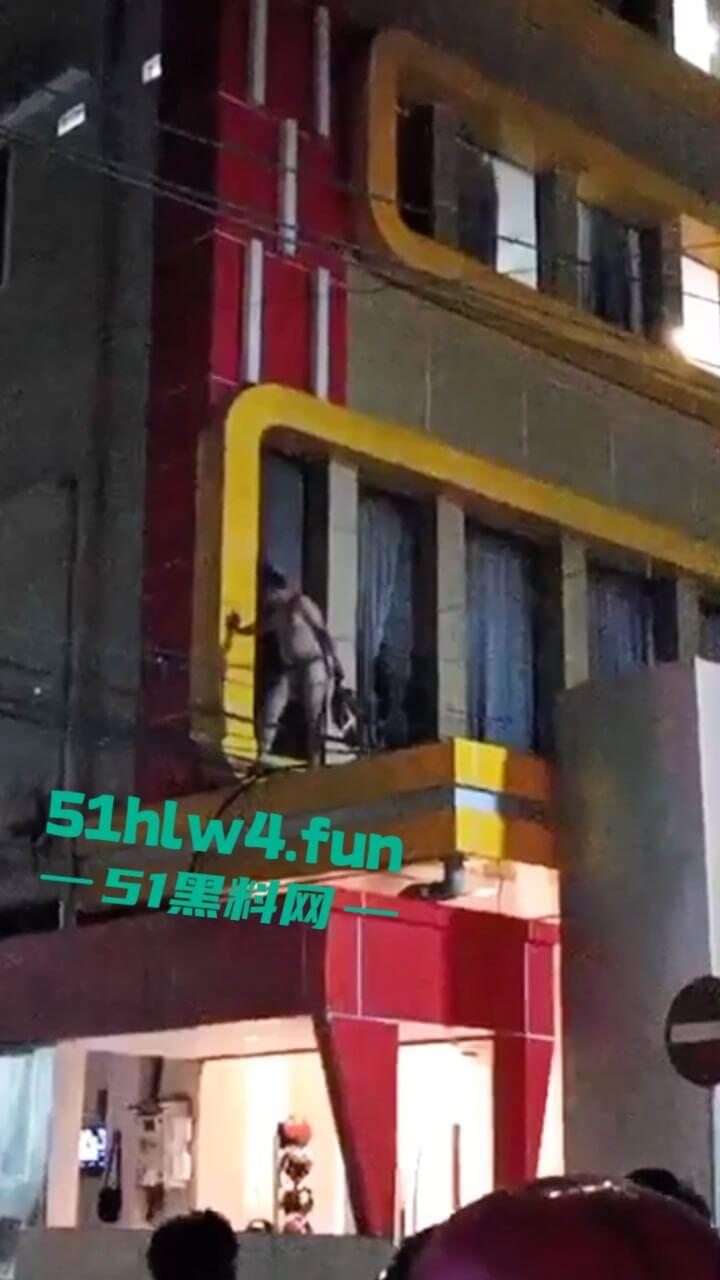 印尼一诈骗公司老板，通过理财诈骗方式骗取当地许多百姓钱财，被抓住后围追堵截，这身手真是了得啊。-7