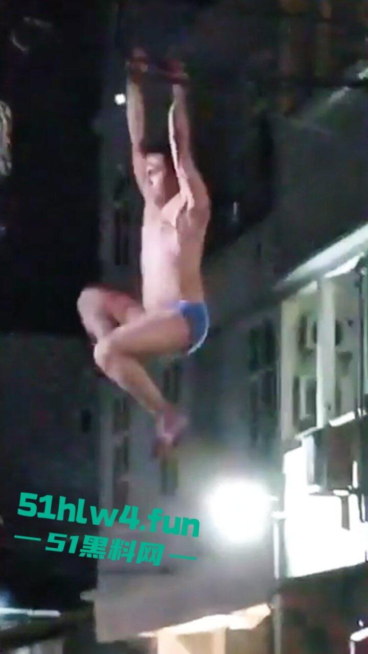 印尼一诈骗公司老板，通过理财诈骗方式骗取当地许多百姓钱财，被抓住后围追堵截，这身手真是了得啊。-9