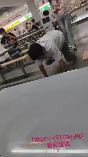 某大学校园食堂瓦学弟当众调教 被粉衣女主当狗一样牵引！-5