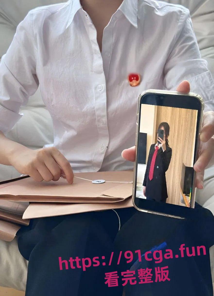 律师白天法庭精英 晚上变福利姬!衬衫解扣撅臀秀逼穴超反差-3