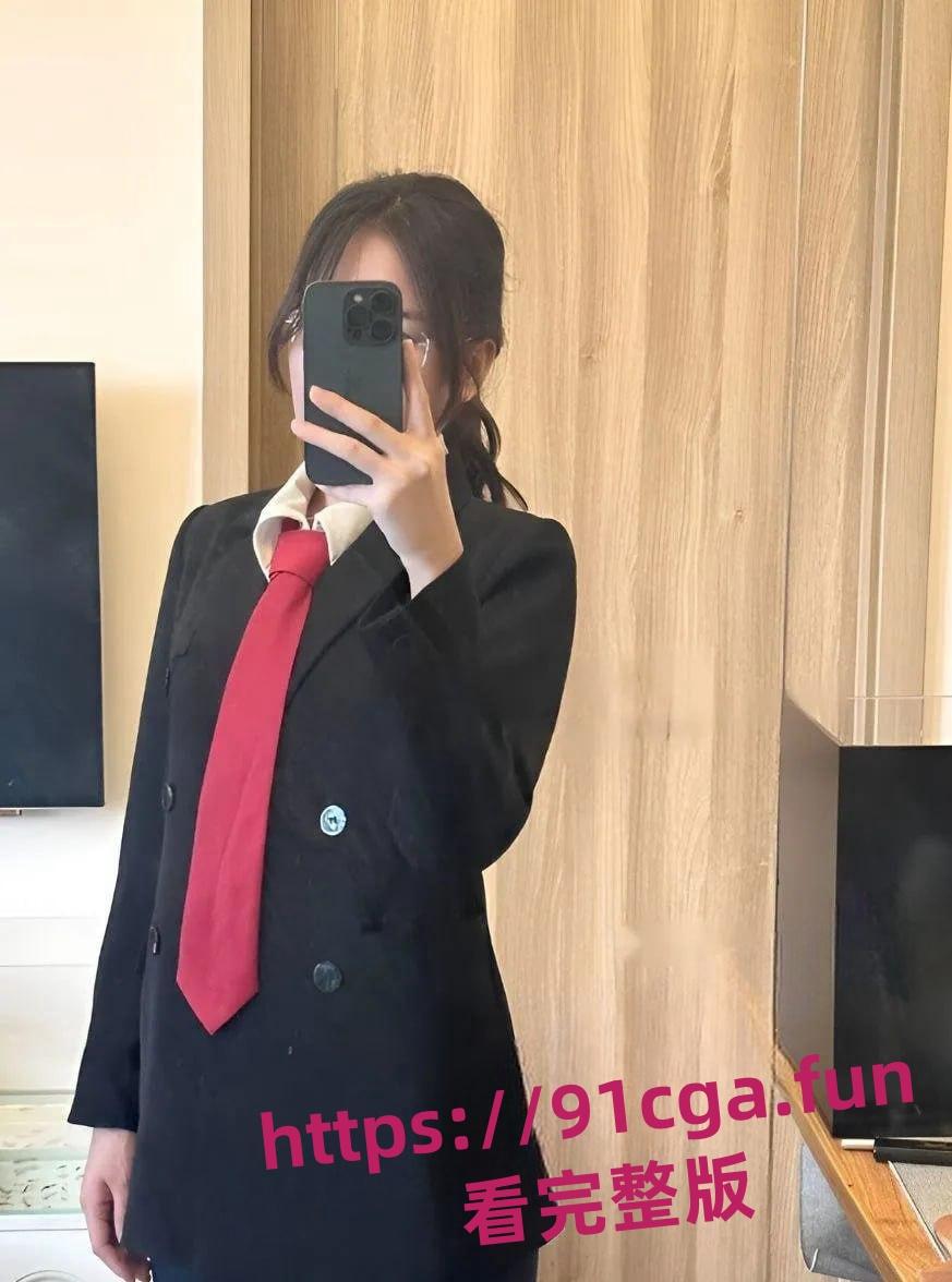 律师白天法庭精英 晚上变福利姬!衬衫解扣撅臀秀逼穴超反差-4