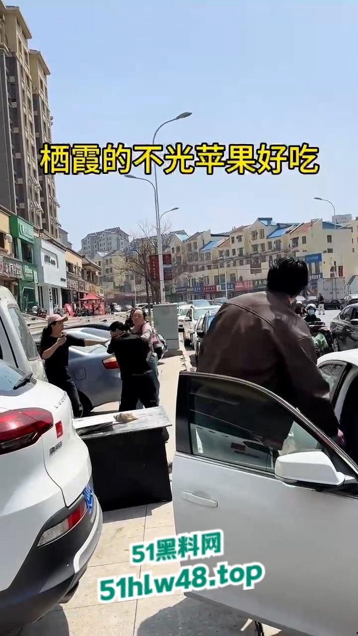 山东栖霞甜品店老板娘当街撕逼无耻小三，出轨男吓得躲车里不敢出来全程龟缩。-2