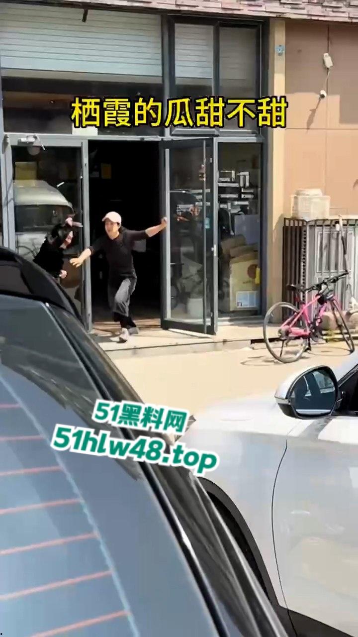 山东栖霞甜品店老板娘当街撕逼无耻小三，出轨男吓得躲车里不敢出来全程龟缩。-5