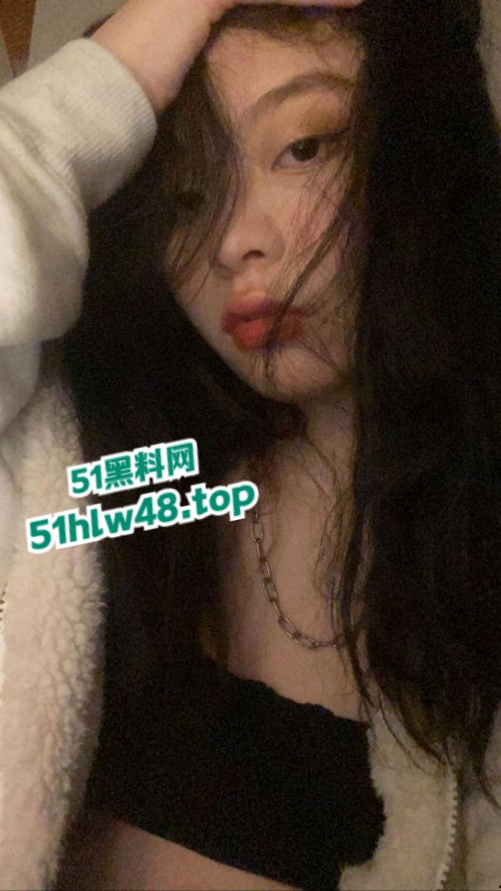 香港大学巨乳学霸【孟雪梨】奶子大到让人上火，双大奶能让课堂全校性骚动，教授都想钻进她奶里拱一拱！-7