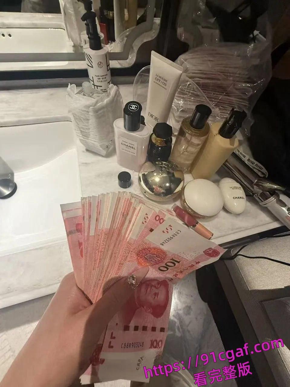 推特兔兔私密视频 高颜值巨乳外围的符文奶子 蜜桃臀口交啪啪超刺激-5