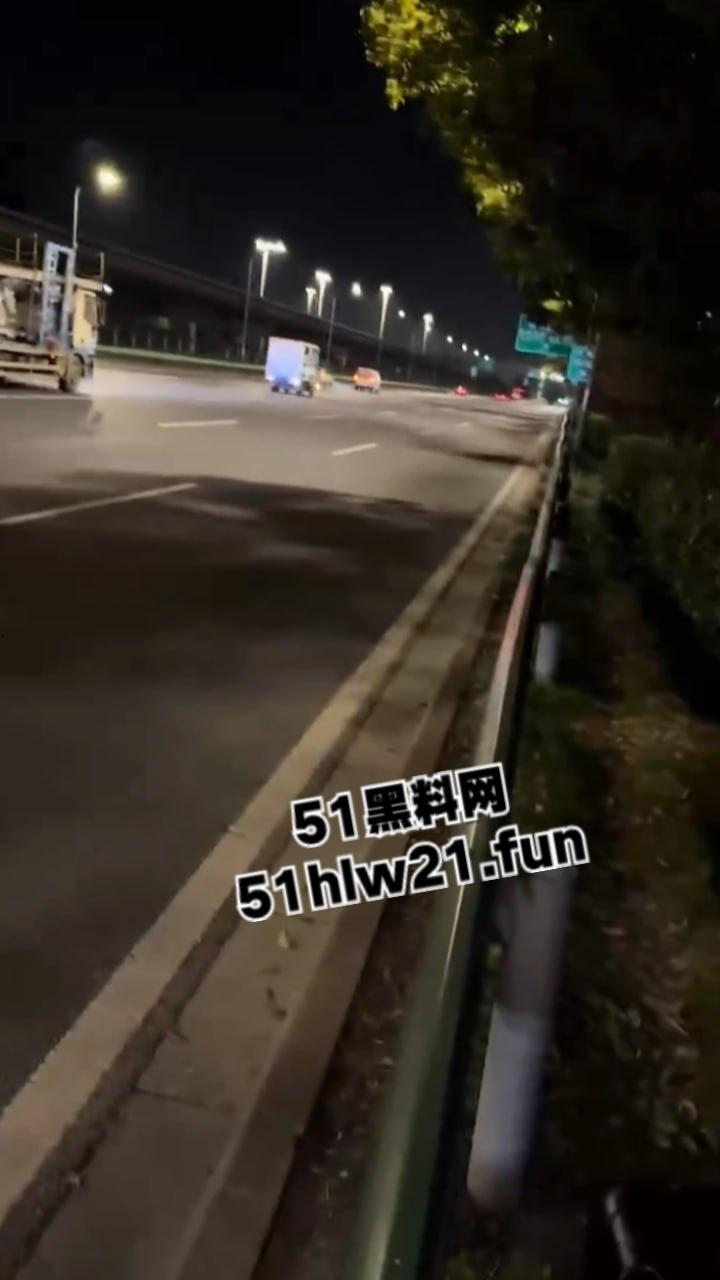 上海3人搭顺风车去江苏,半路竟被司机恶意加价,拒绝司机加价后竟被丢在高速上司机称钱没到位!-6