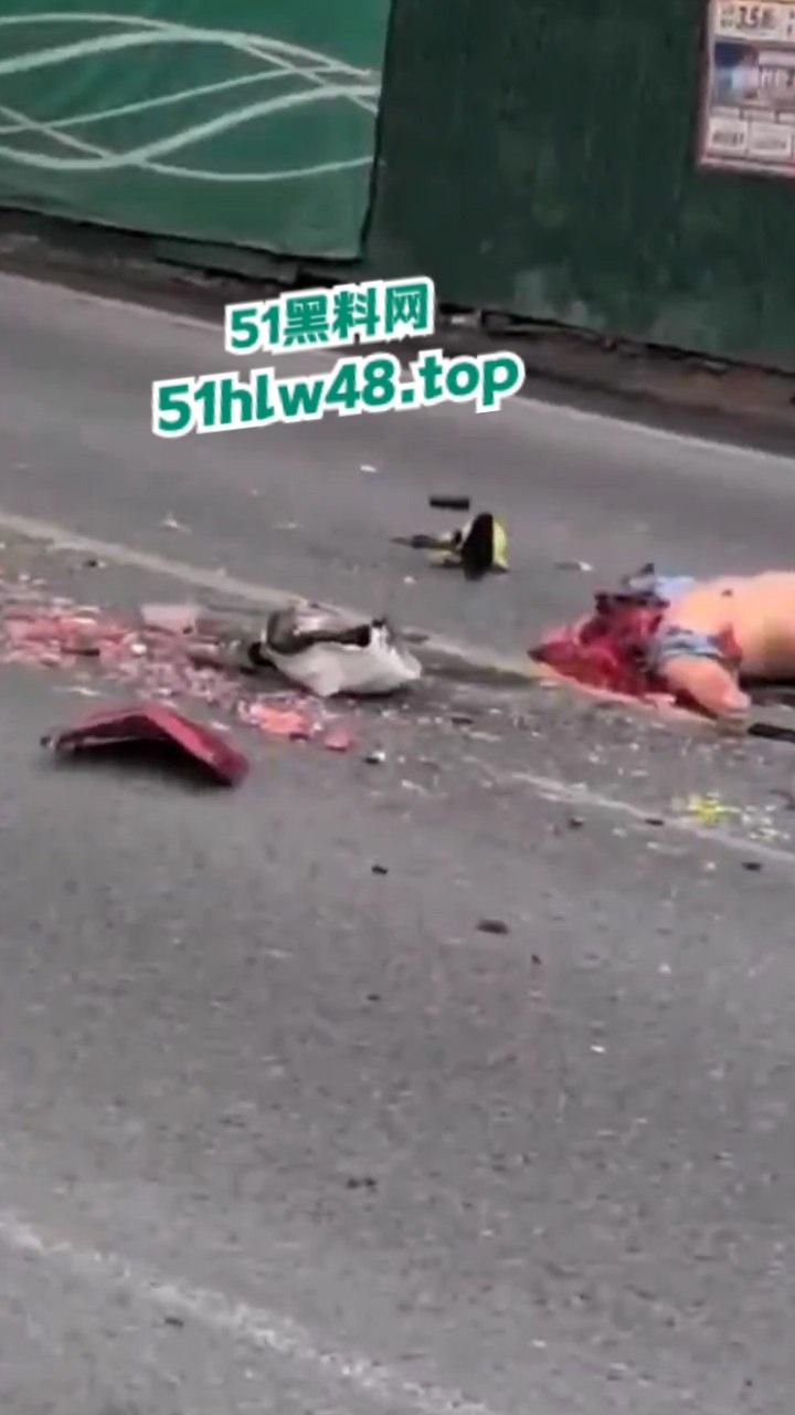 四川泸州男子拐弯超车不看路，未带头盔被重型大车压爆脑袋，当场惨变无头尸。-1