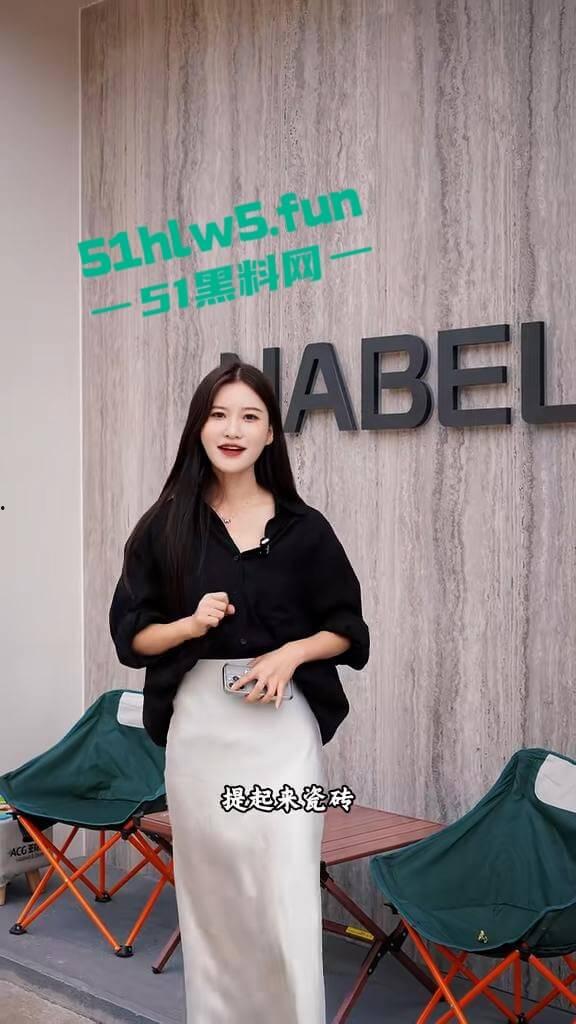 抖音网红【巩义四姑娘】和老公【时尚平民】2分51秒不雅视频曝光，这网红女神素颜差距有点大啊。-1