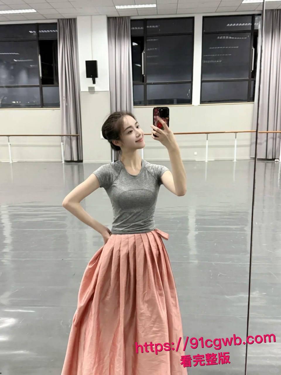 终于约出来心心念念好久的舞蹈生表妹,下点药随便玩!-1