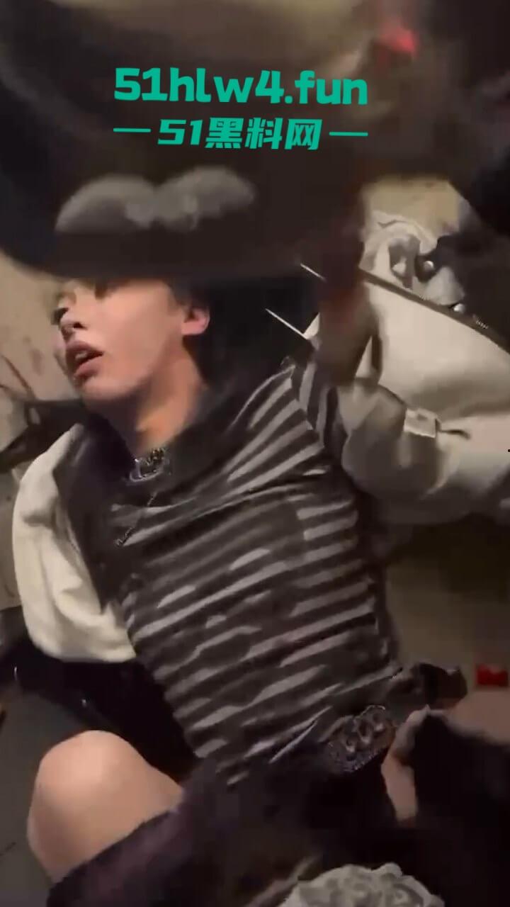 广州精神小妹磕药过量，当街挺尸路人见死不救还趁机摸奶抠逼视频曝光，下三滥的朋友真下头！-7