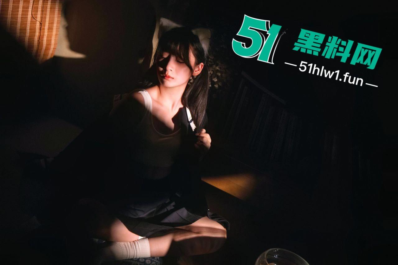 推特萝莉福利姬【星野柒免】清纯颜值肥臀母狗，穿可爱制服私拍白虎嫩逼手揉酥胸全露私拍视图流出-10