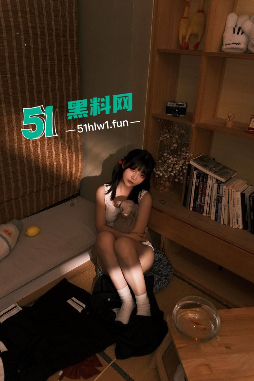 推特萝莉福利姬【星野柒免】清纯颜值肥臀母狗，穿可爱制服私拍白虎嫩逼手揉酥胸全露私拍视图流出-14