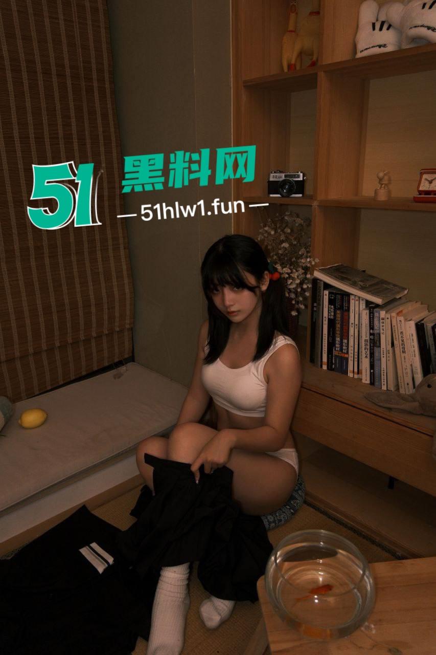 推特萝莉福利姬【星野柒免】清纯颜值肥臀母狗，穿可爱制服私拍白虎嫩逼手揉酥胸全露私拍视图流出-15