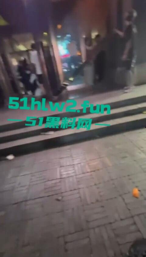 河北石家庄YOLO酒吧惊天大瓜，50人群殴打到特警出动，厕所里男女当场打炮，旁边光屁股男在狂吐，细思极恐！-1