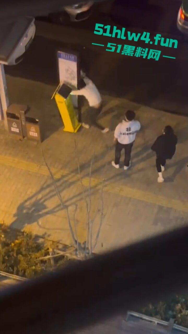 青岛小仙女挑衅男子嚣张辱骂还动手打人，结果被大哥一拳当场直接带走，看着都解气。-3