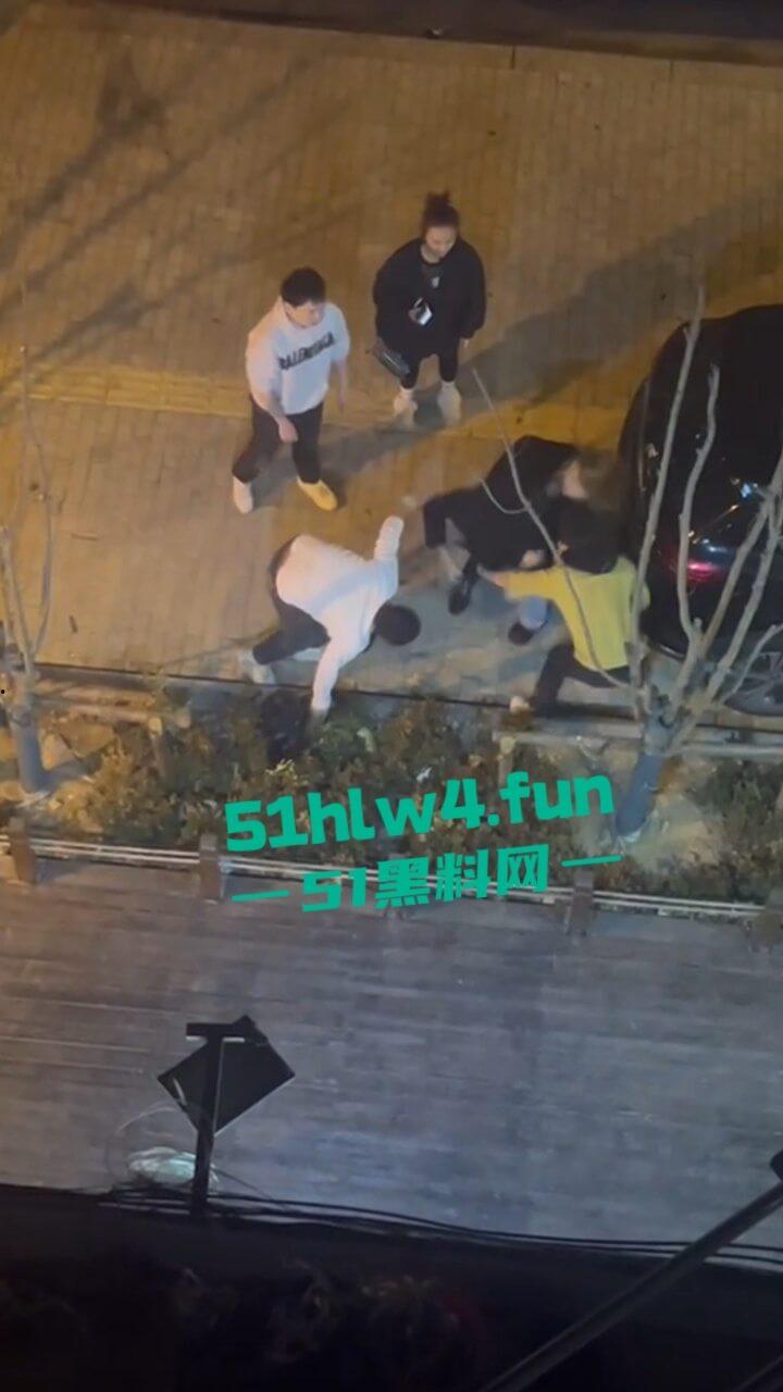 青岛小仙女挑衅男子嚣张辱骂还动手打人，结果被大哥一拳当场直接带走，看着都解气。-5