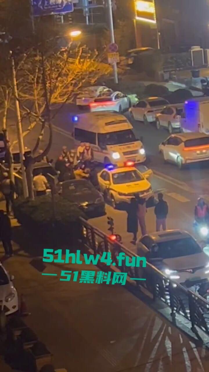 青岛小仙女挑衅男子嚣张辱骂还动手打人，结果被大哥一拳当场直接带走，看着都解气。-8