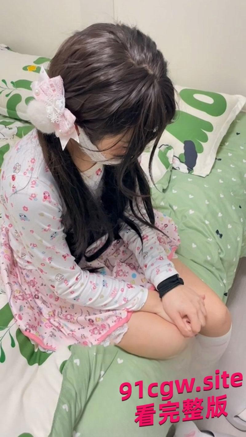 奶气草莓少妇欠债无力偿还 迫不得已用女儿身体肉偿-6