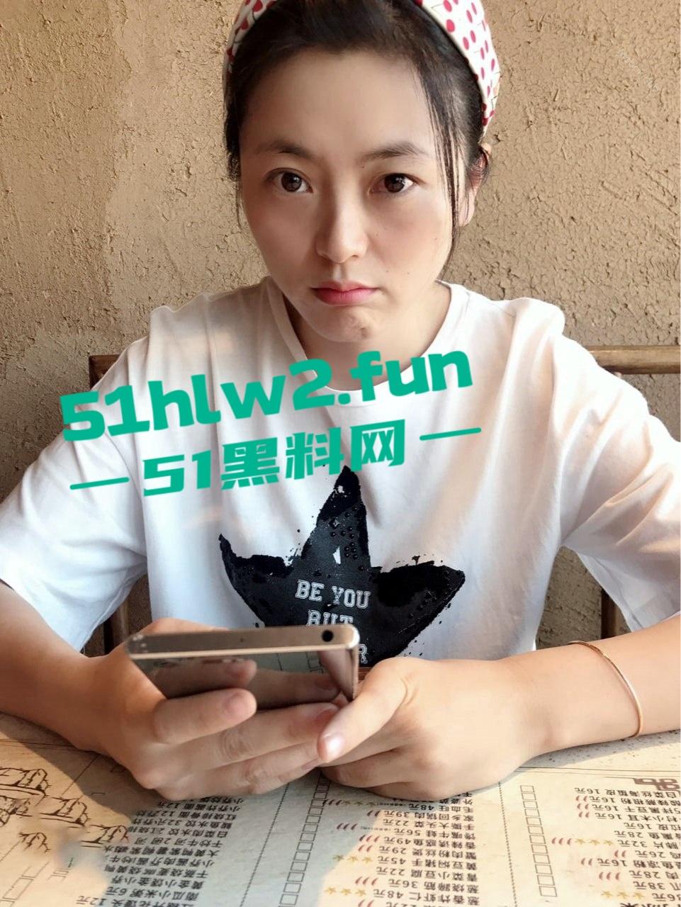 已婚人妻被公司高管调教3P，JK情趣丝袜骚到爆，深喉吞精呛到喘不过气，老公只能干瞪眼！-1