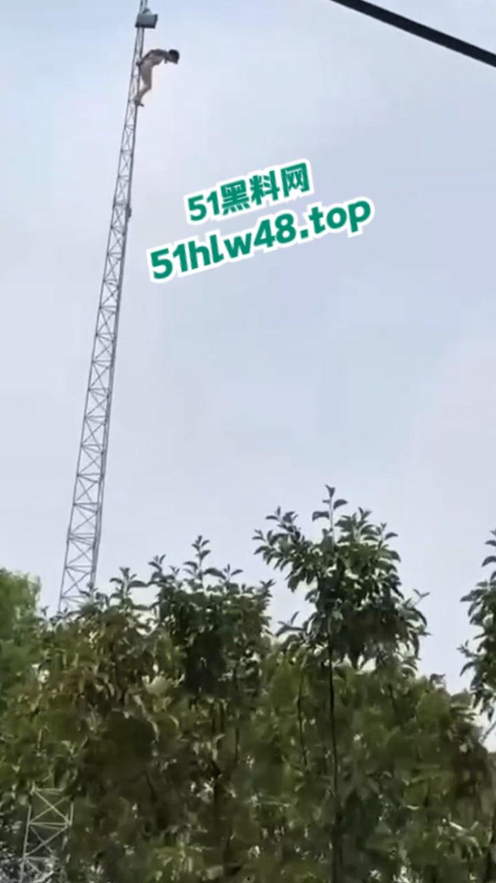 瓜友实拍裸女被绑电线杆，疑似是主人的任务逼迫美女爬上信号塔，再将其绑住完美展示。-4