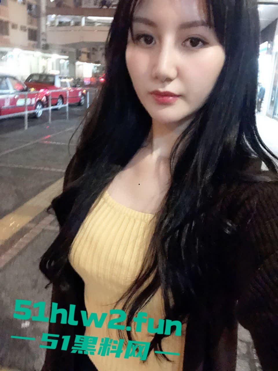 重庆骚人妻【刘霞】裸聊自慰,约炮酒店大战,骚逼掰开还是粉嫩的,就是开口大了点,估计是操多了!-13