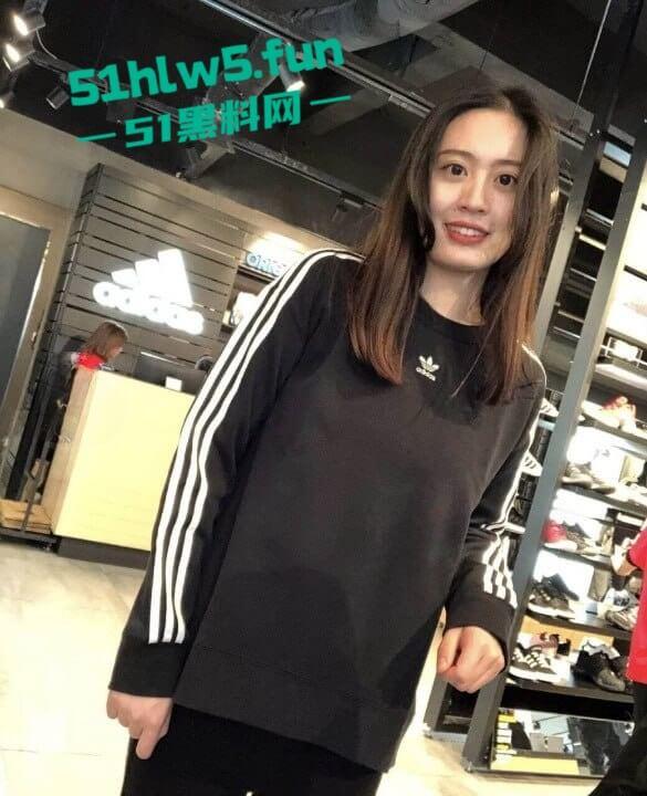 母子乱伦系列，儿子以不参加考试威胁亲妈给自己口交，骚妈性欲上头骑乘儿子肉棒被大力内射！-5