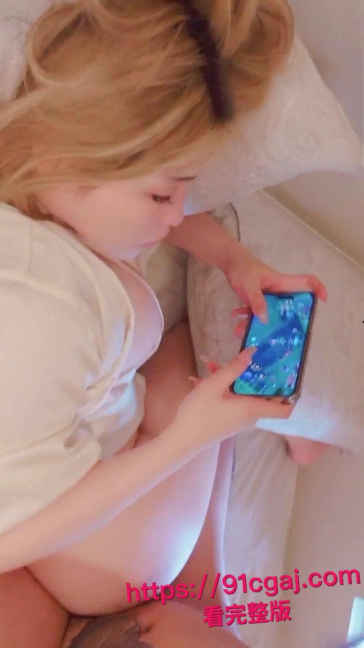 推特60万粉网黄小浪货Kitty私拍视频疯传:边刷王者边挨大鸡巴狂操 内射到逼水四溅满沙发!-6