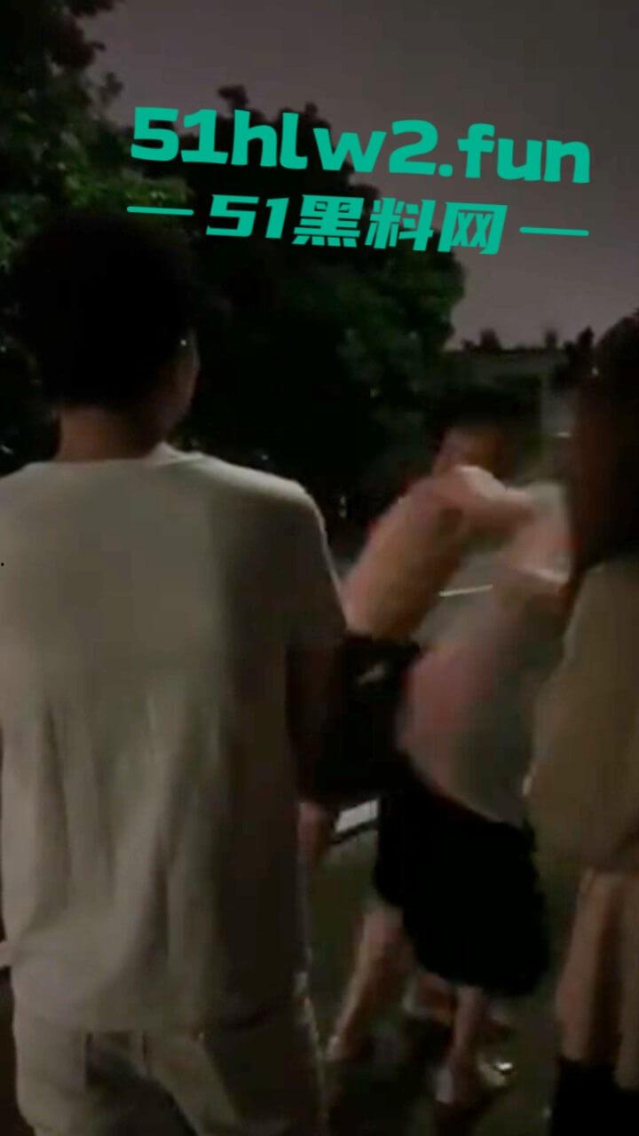 广东渣女开男友车装白富美出轨车震情人，男友用GPS找到当场抓住俩人奸情胆子是真大啊。-7