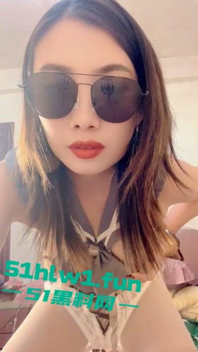 舞艺吧极品骚女【媚娘】开裆黑丝怼拍顶逼热舞，跪抖蜜臀阴户全开，母狗属性大爆发。-7