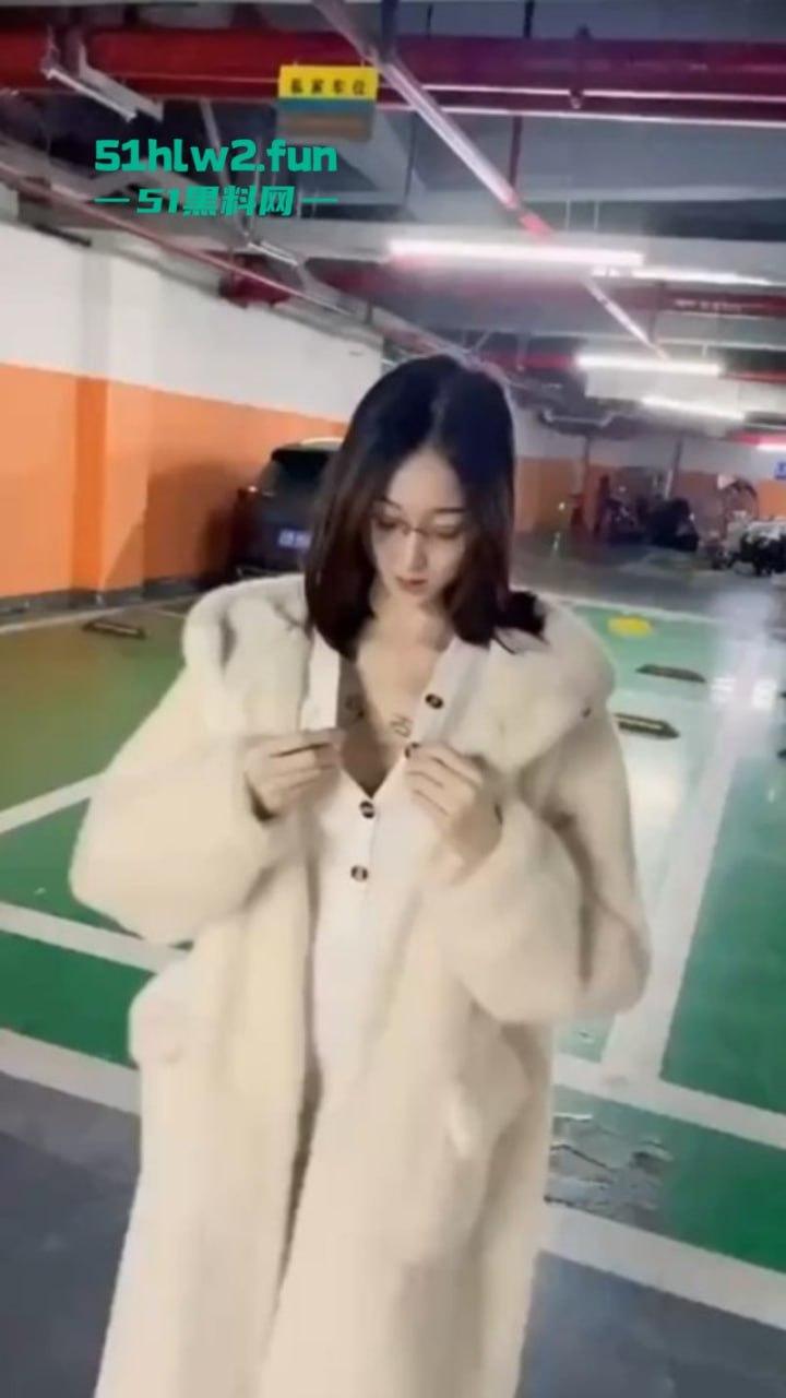 推特骚鸡【梦杰的母狗】寻求刺激人民广场当街露出 高挑美女为完成主人任务毫无底线。-3