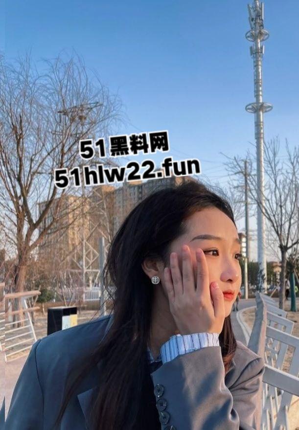 包头轻工技术学院反差妹【王静】深夜化身淫荡骚狗，黑丝翘臀疯狂榨精自慰陪睡各种约炮。-5