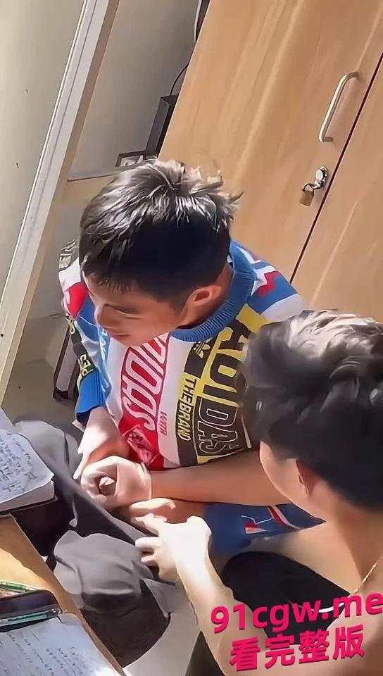 好兄弟仗义帮处男舍友打飞机 处男可以坚持这么久的吗？-1