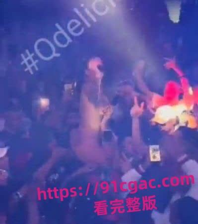 巴西女歌手皮波基尼亚演唱会大乱!丁字裤入观众群,男粉失控狂摸胸臀!-1