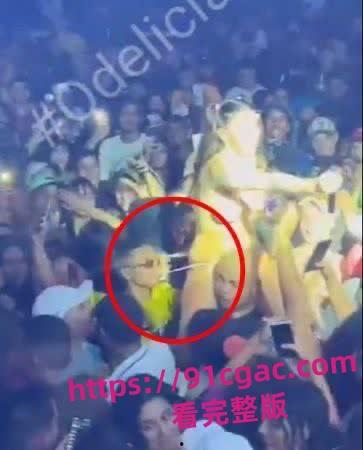 巴西女歌手皮波基尼亚演唱会大乱!丁字裤入观众群,男粉失控狂摸胸臀!-5