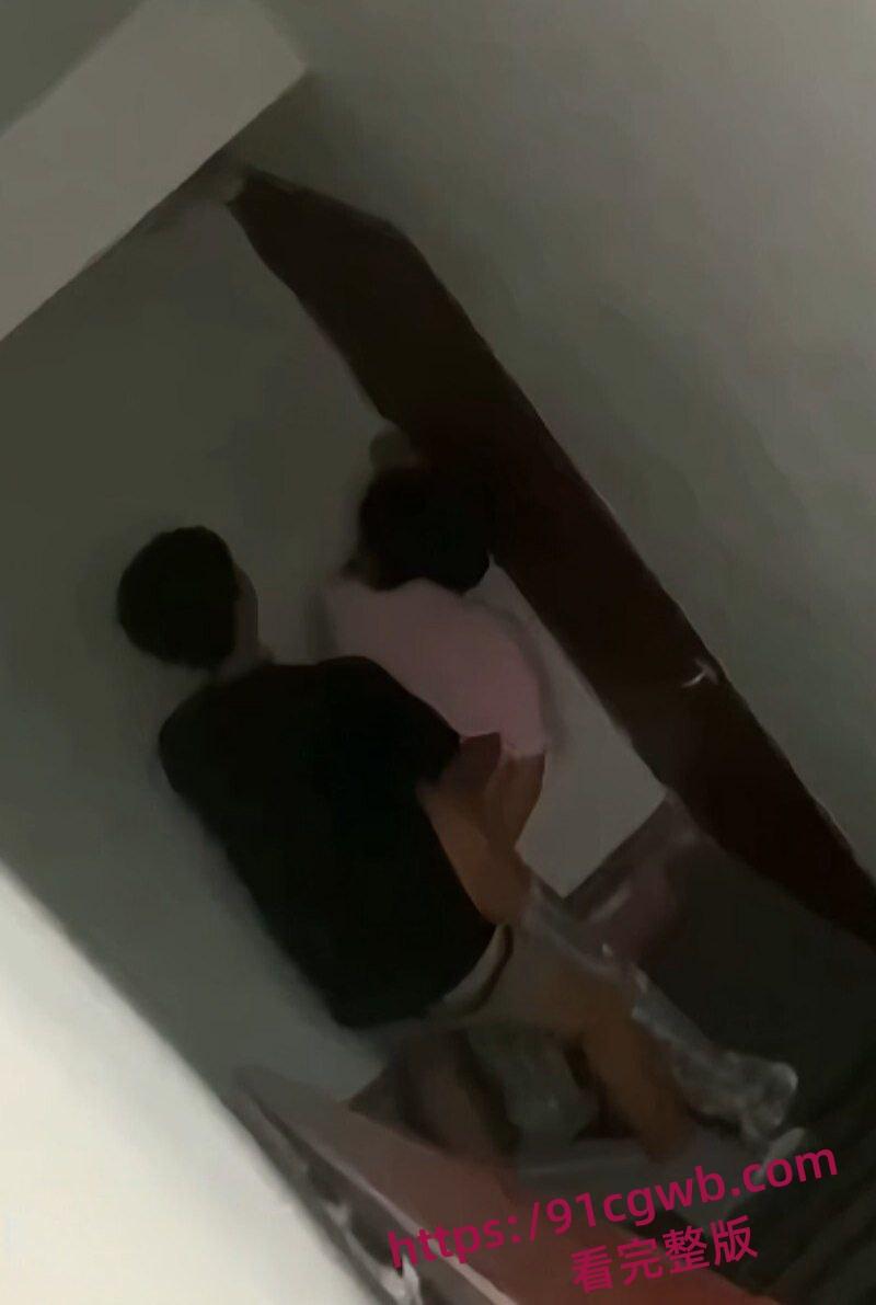 浙江海洋大学图书馆小情侣惊险互动 楼梯间大胆后入做爱被拍下视频曝光!-4