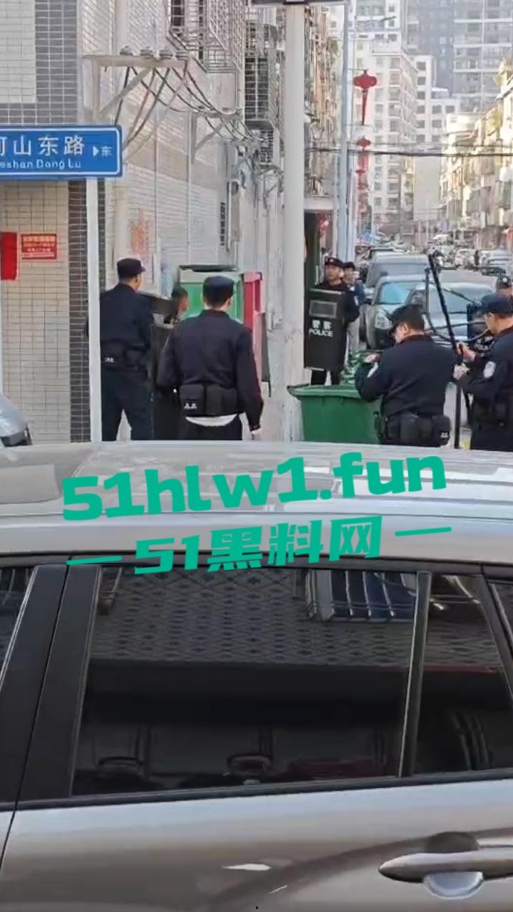 广东揭阳无业男子持刀示威被防暴警察当街擒拿 成功把自己送进局子 年夜饭有着落了！-3