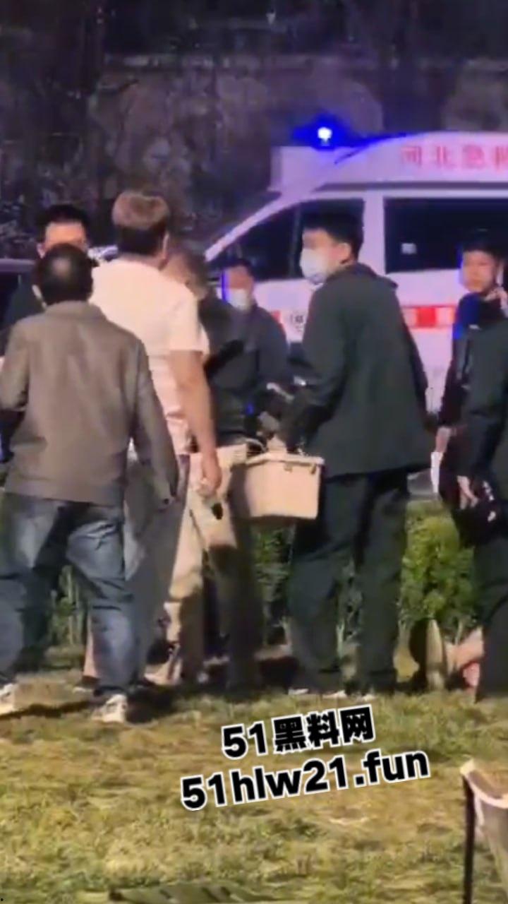 河北石家庄捅人事件，因孩子起争执叫人殴打对方，结果来人直接掏刀捅人现场视频流出。-5